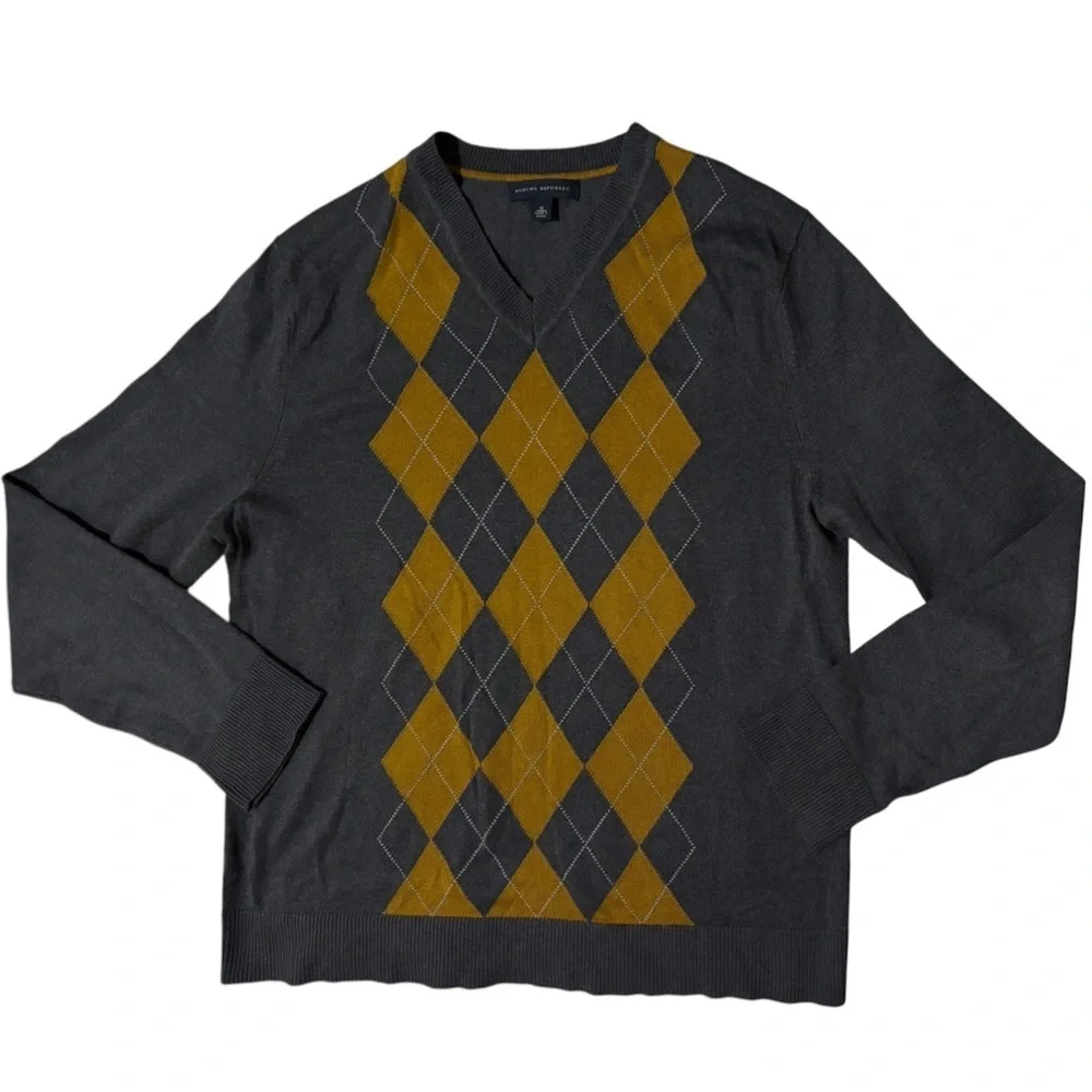 BANANA REPUBLIC Men's Gray and Gold Argyle V-Neck Sweater